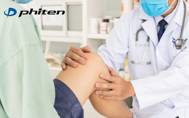 bác sĩ thăm khám đầu gối