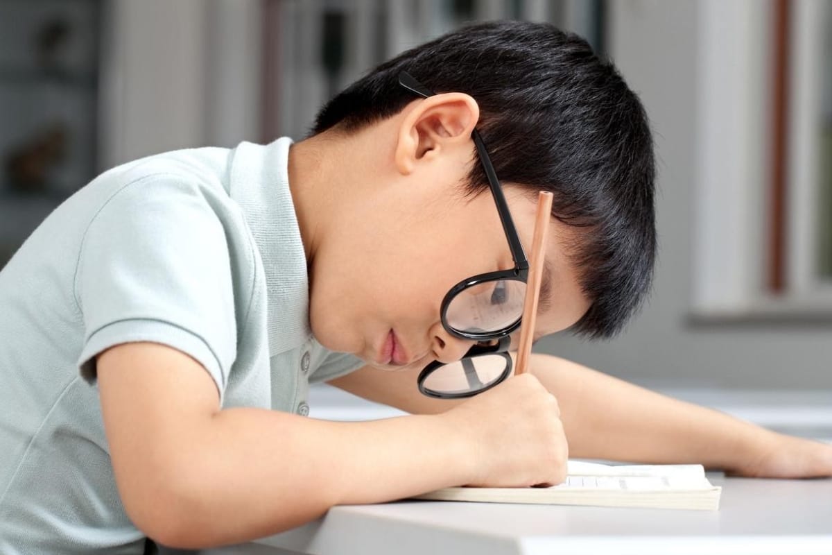 trẻ bị gù lưng do ngổi học sai tư thế