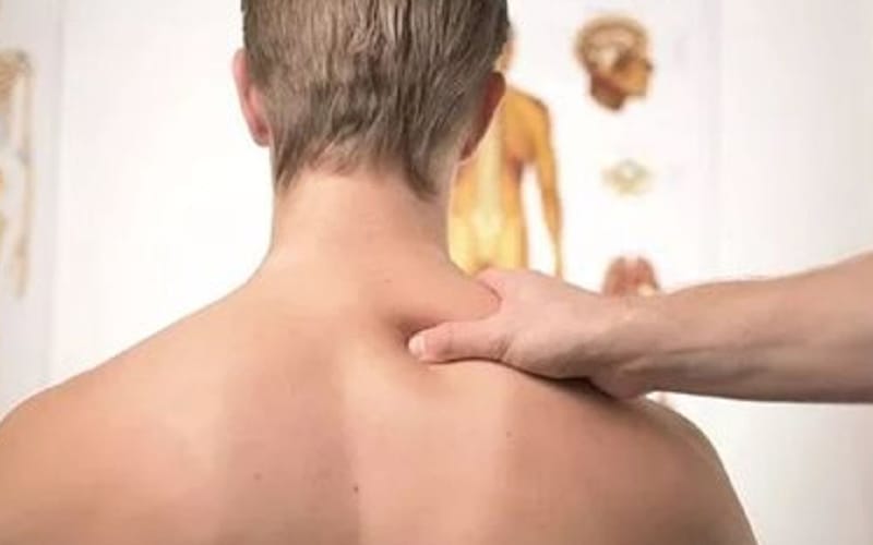 Massage cổ vai gáy ra sao có nên kết hợp với máy matxa