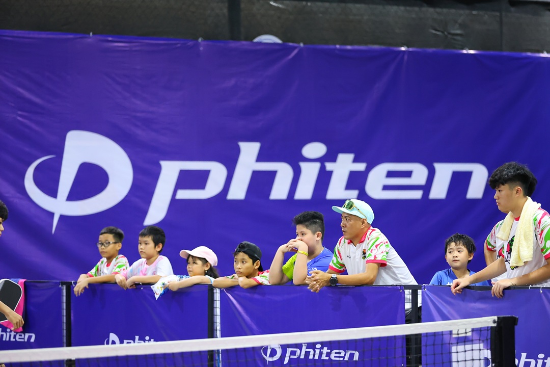 Các VĐV nhí đang theo dõi trần đấu gây cấn tại Phiten Pickleball Cup