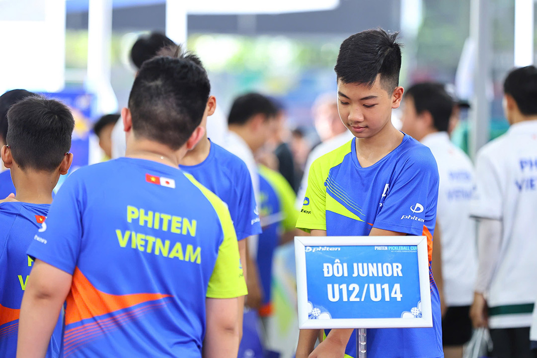Các VĐV nhí đang theo dõi trần đấu gây cấn tại Phiten Pickleball Cup