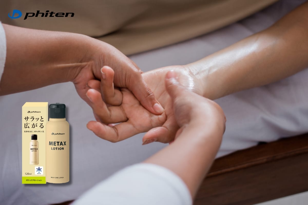 massage chân tay với metax lotion