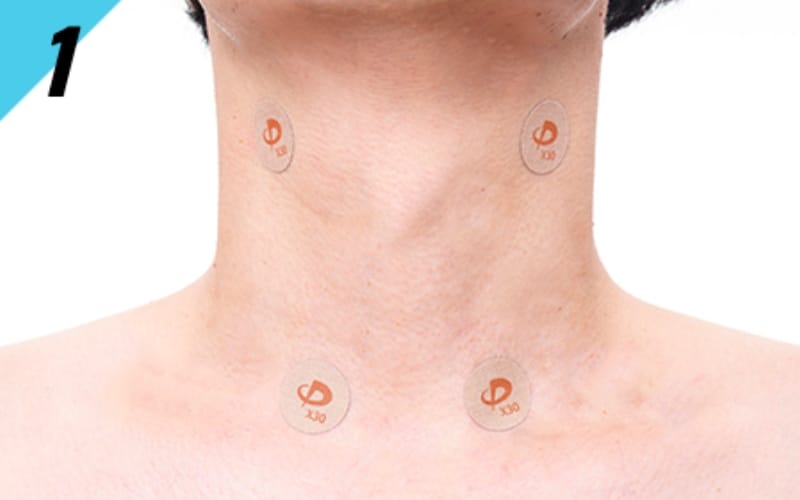 dán băng dán điểm ngay cổ