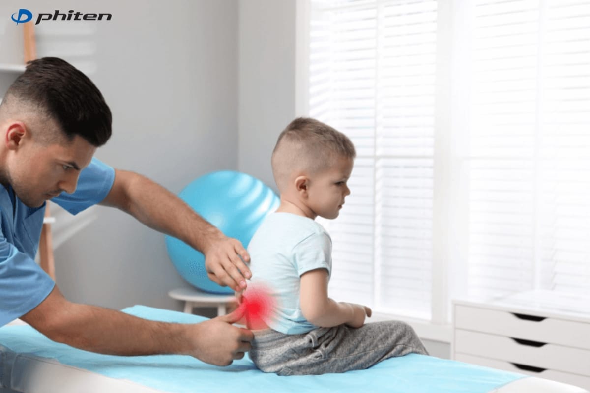 thăm khám phát hiện gù lưng ở trẻ
