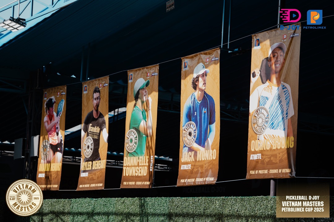 Hình ảnh các VĐV Top 10 được treo đọc sân đấu chính của Vietnam Masters 2025